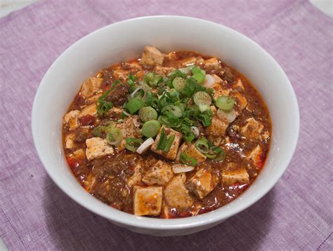  Sichuanin Mapo Tofu: Onko se todella makuherrastien unelma vai chilihelvetin portti?